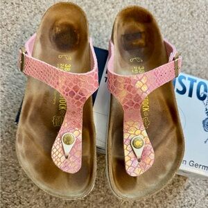 Birkenstock Gizeh in Shiny Snake Rose